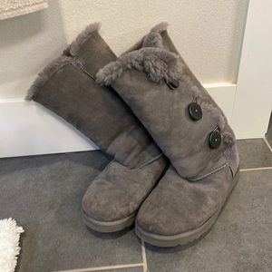 Ugg Bailey 3 button - gray, size 7